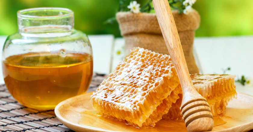 There are many advantages to using natural honey